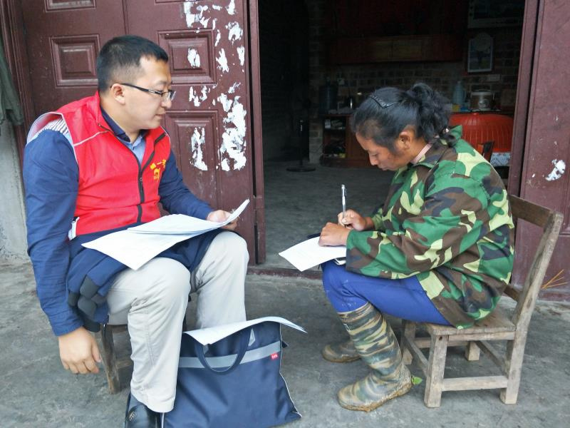 百投集團(tuán)駐村第一書記幫助群眾銷售土特產(chǎn)品